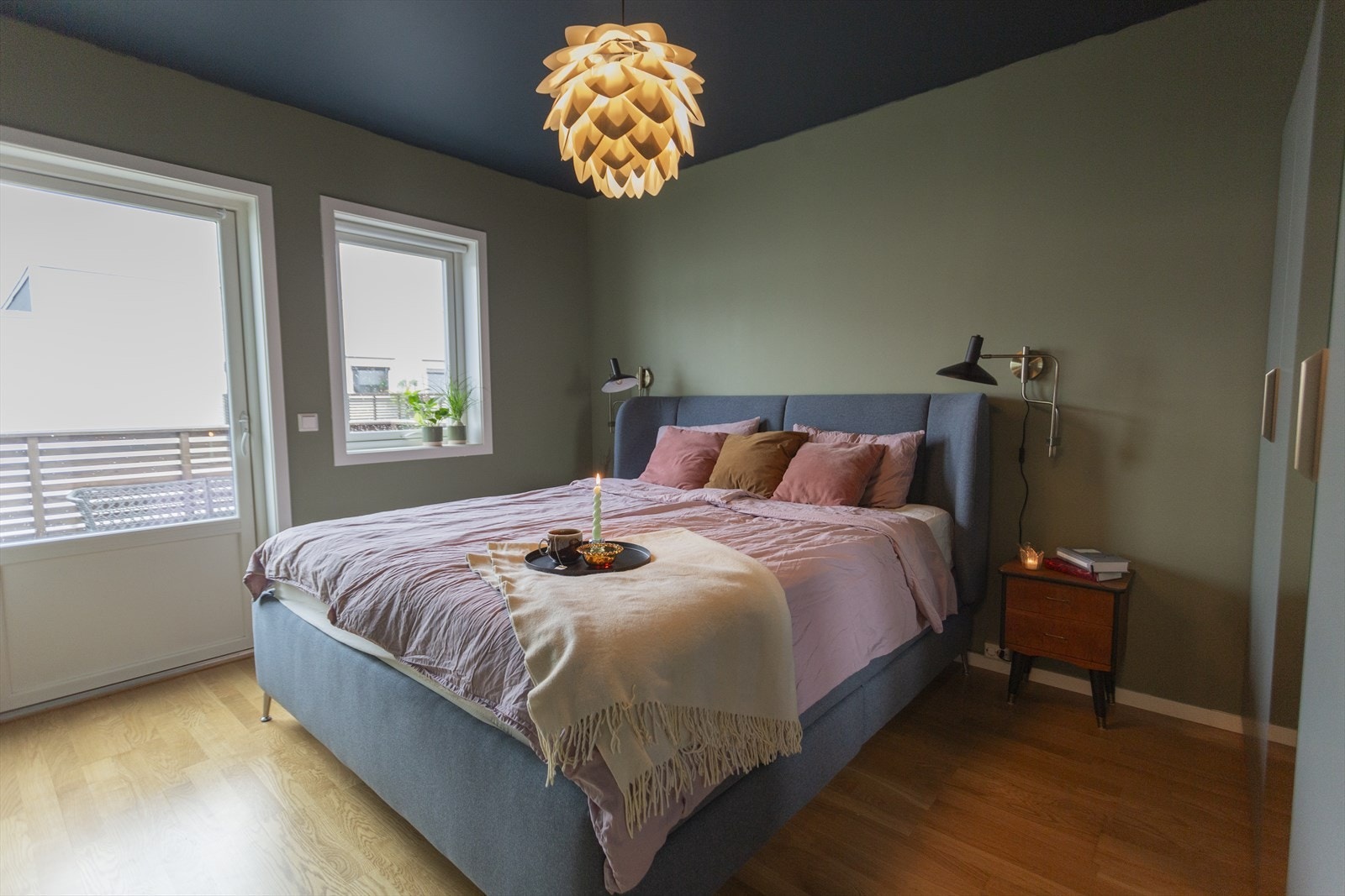 Leiligheten har to soverom. Dette er det største av dem. Galleribilde