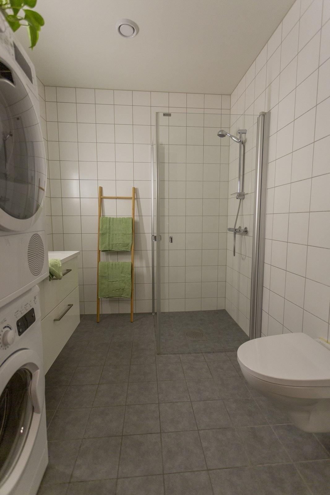 I tillegg er badet utstyrt med veggmontert toalett og opplegg for vaskemaksin og tørketrommel. Galleribilde