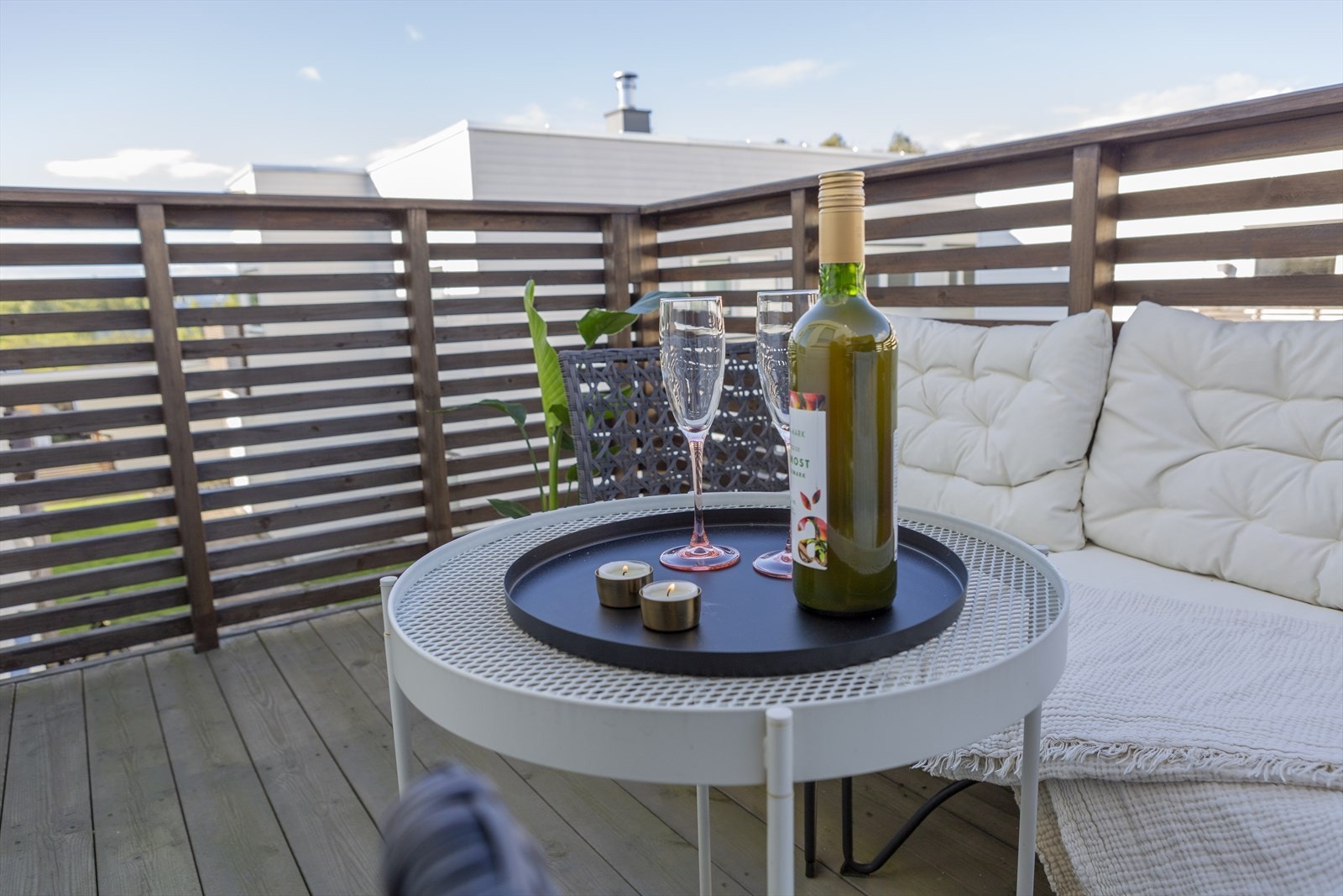 Det er plass til utemøbler og annet for å skape et hyggelig utemiljø på balkongen. Galleribilde