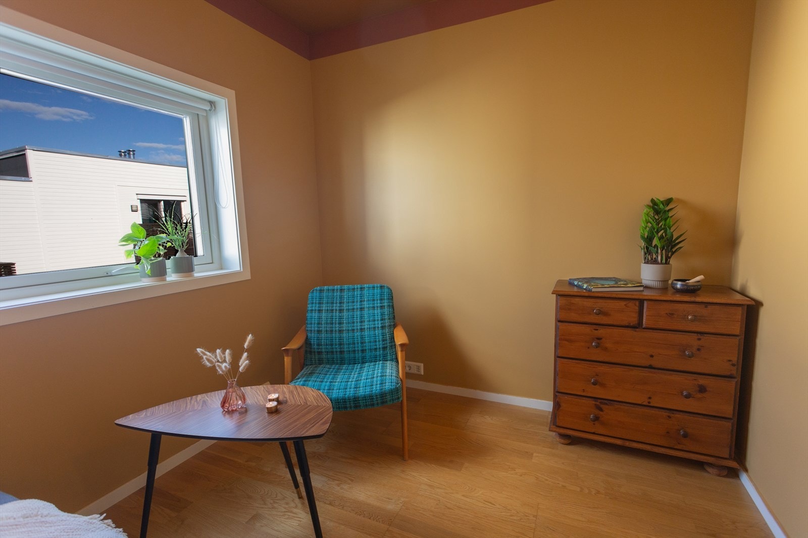 Det er plass til seng og diverse oppbevaringsmøbler. Galleribilde