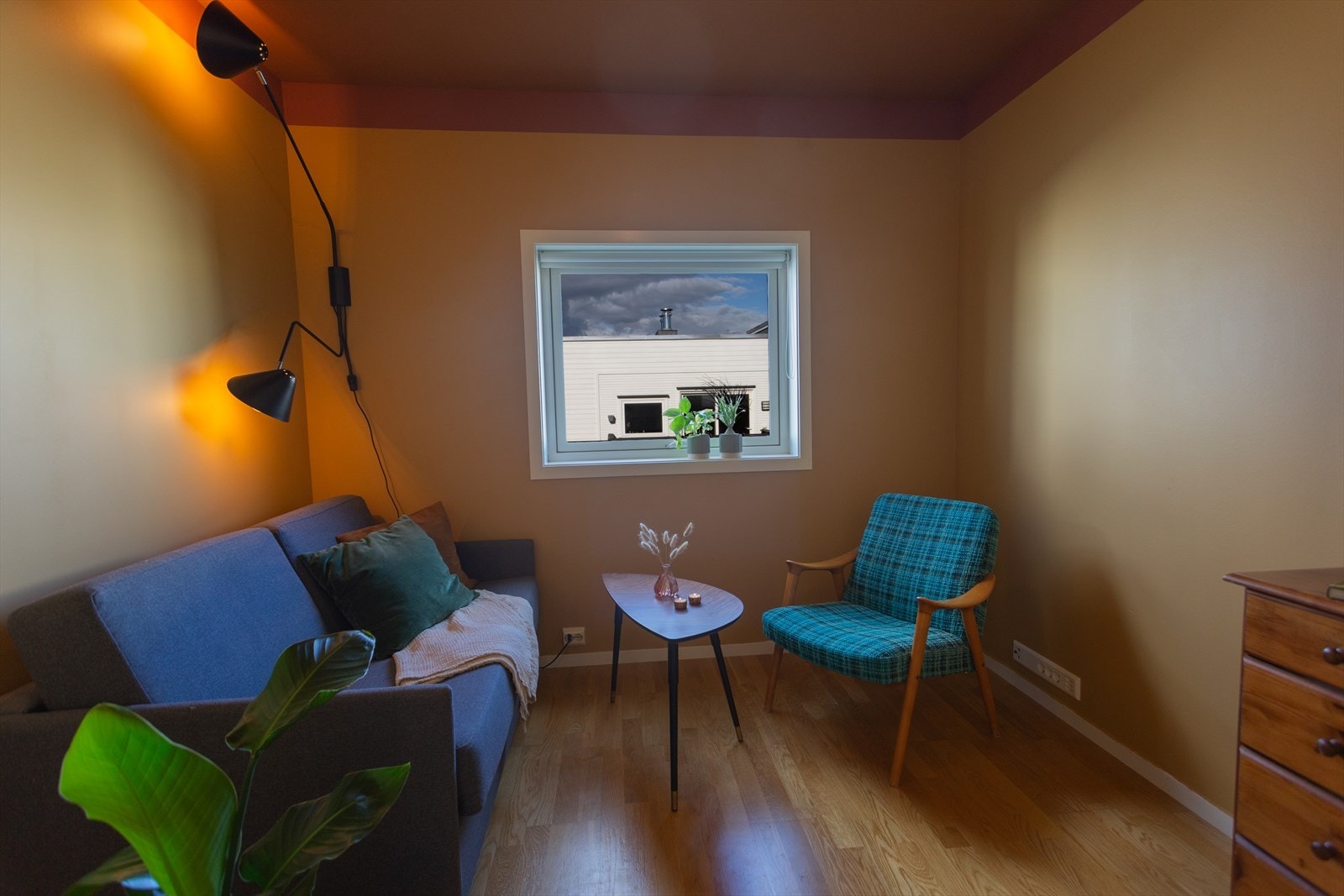 Soverom nummer to er malt i en stilig gultone med en mørkere kontrast i taket. Galleribilde