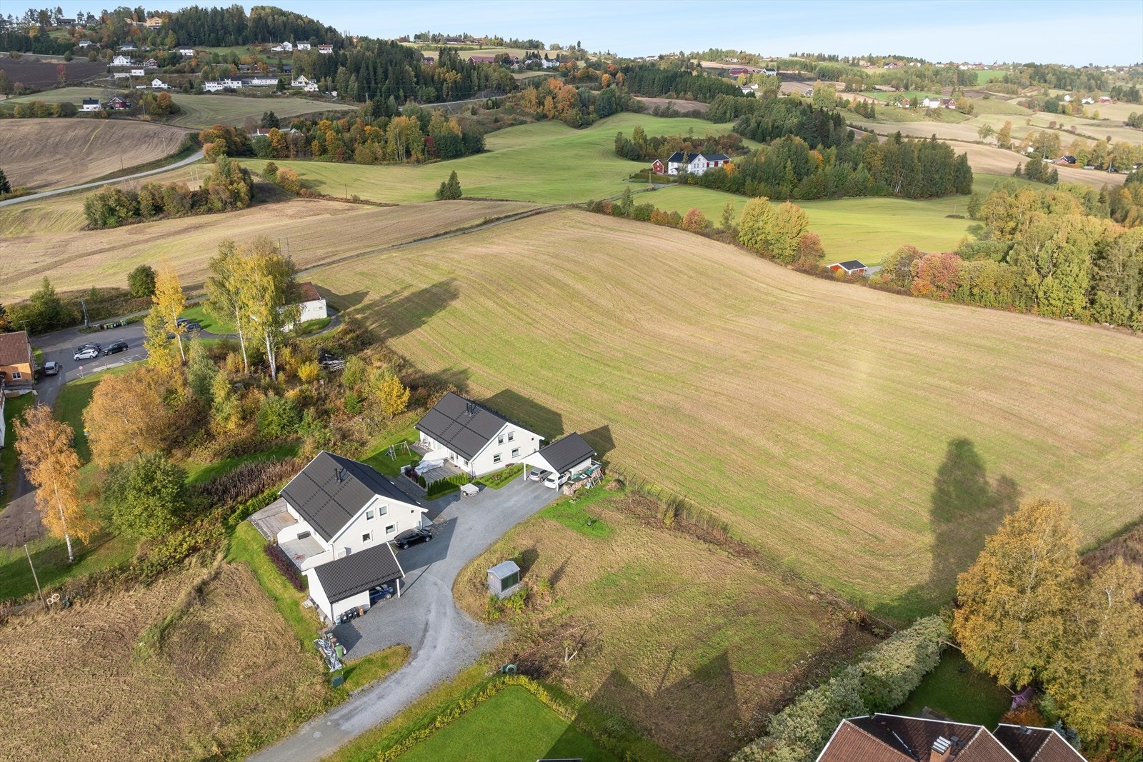 Ferdig utviklet boligbebyggelse rundt tomta. Galleribilde