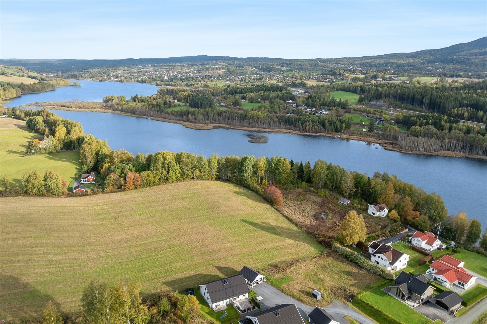 Landlig og fin beliggenhet, kort vei til Jarenvannet. Galleribilde