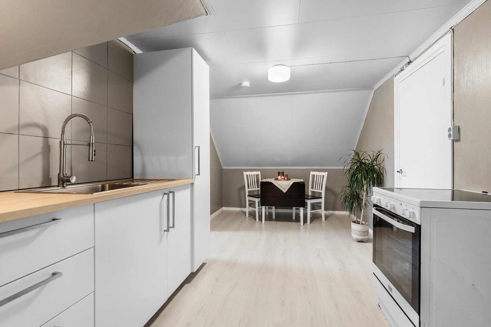 Kjøkken fra 2025 med god plass til spisebord og praktisk utforming. Galleribilde