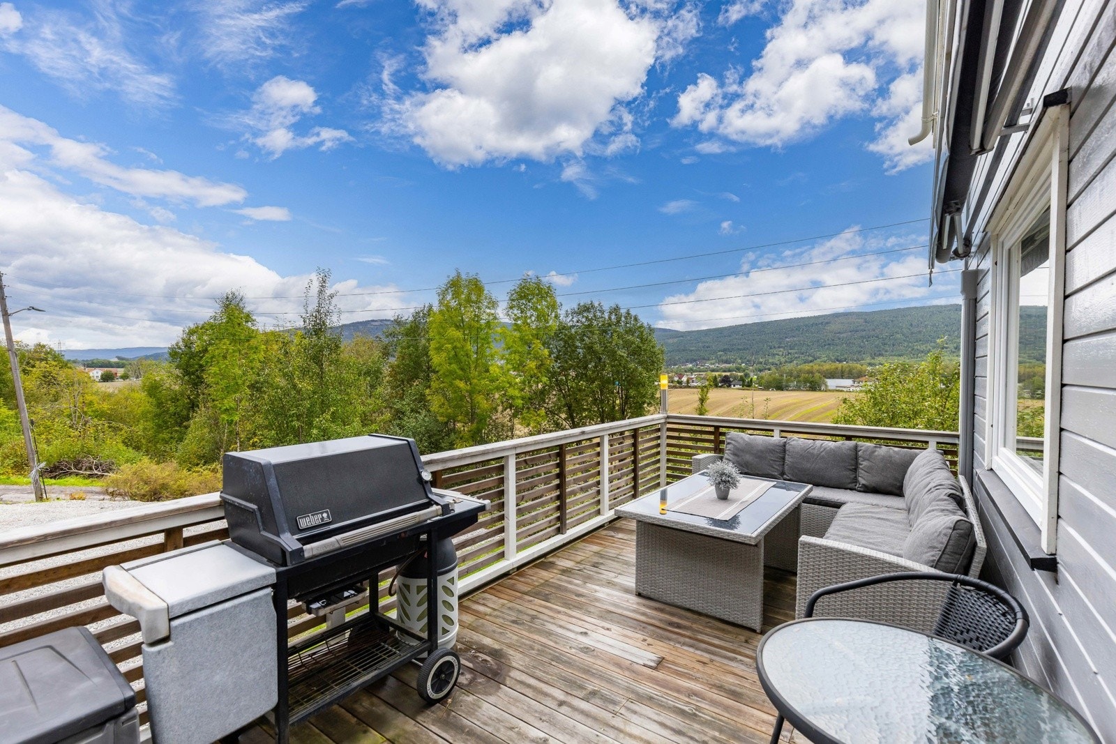 Flott uteplass med fantastisk utsikt. Perfekt for sommerdager og sosiale sammenkomster. Galleribilde