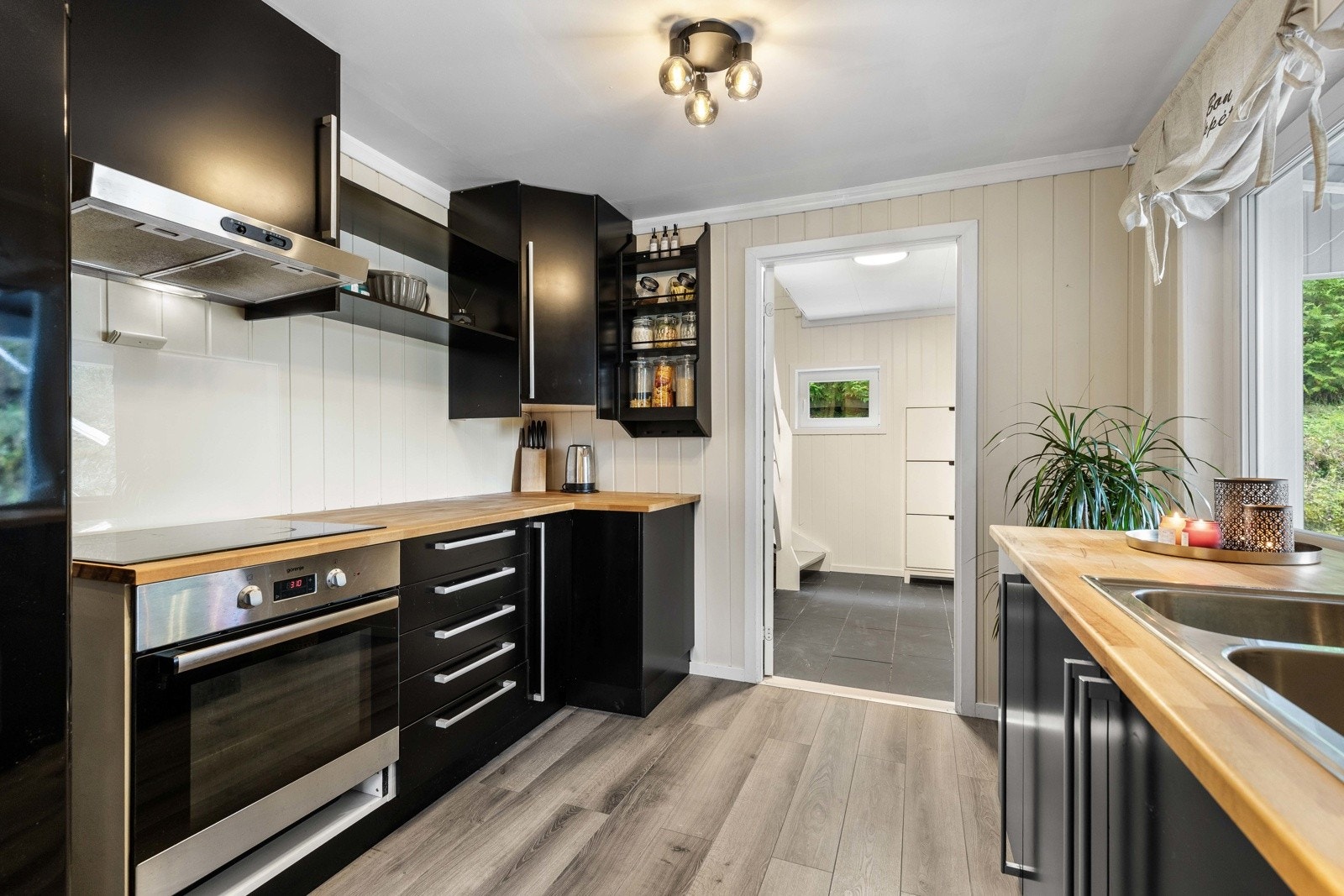 Stilrent kjøkken fra 2014 med praktisk layout og store arbeidsflater. Galleribilde