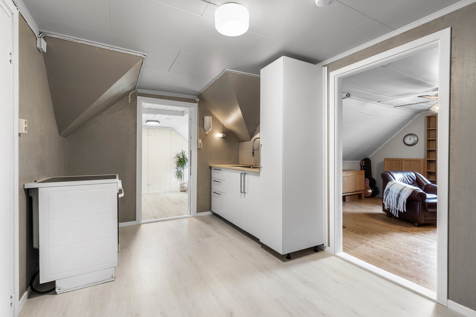 Lyst kjøkken, oppgradert med moderne innredning og arbeidsbenk. Galleribilde