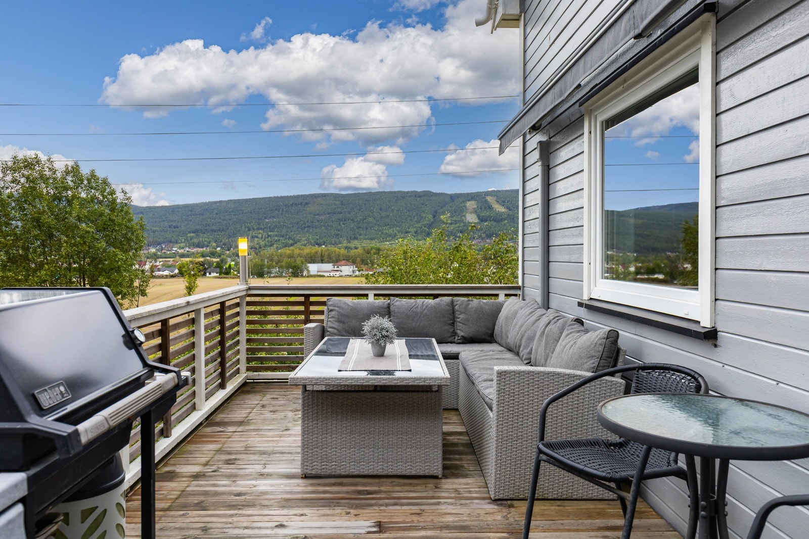 Trivelig uteplass med plass til både sofagruppe og grill. Perfekt for late sommerdager og hyggelige kvelder med venner og familie. Her nyter du fra morgen til kveld og fri utsikt mot vakre omgivelser. Galleribilde