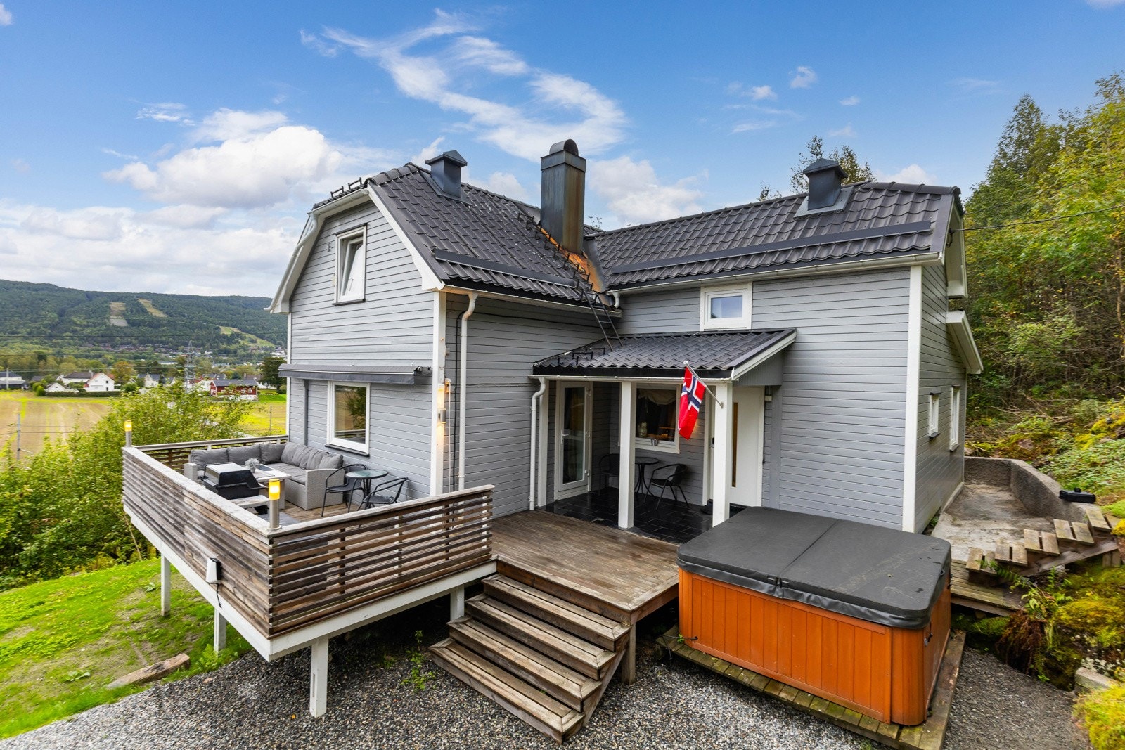 Pen og velholdt enebolig med stor terrasse, boblebad og flott utsikt. Galleribilde