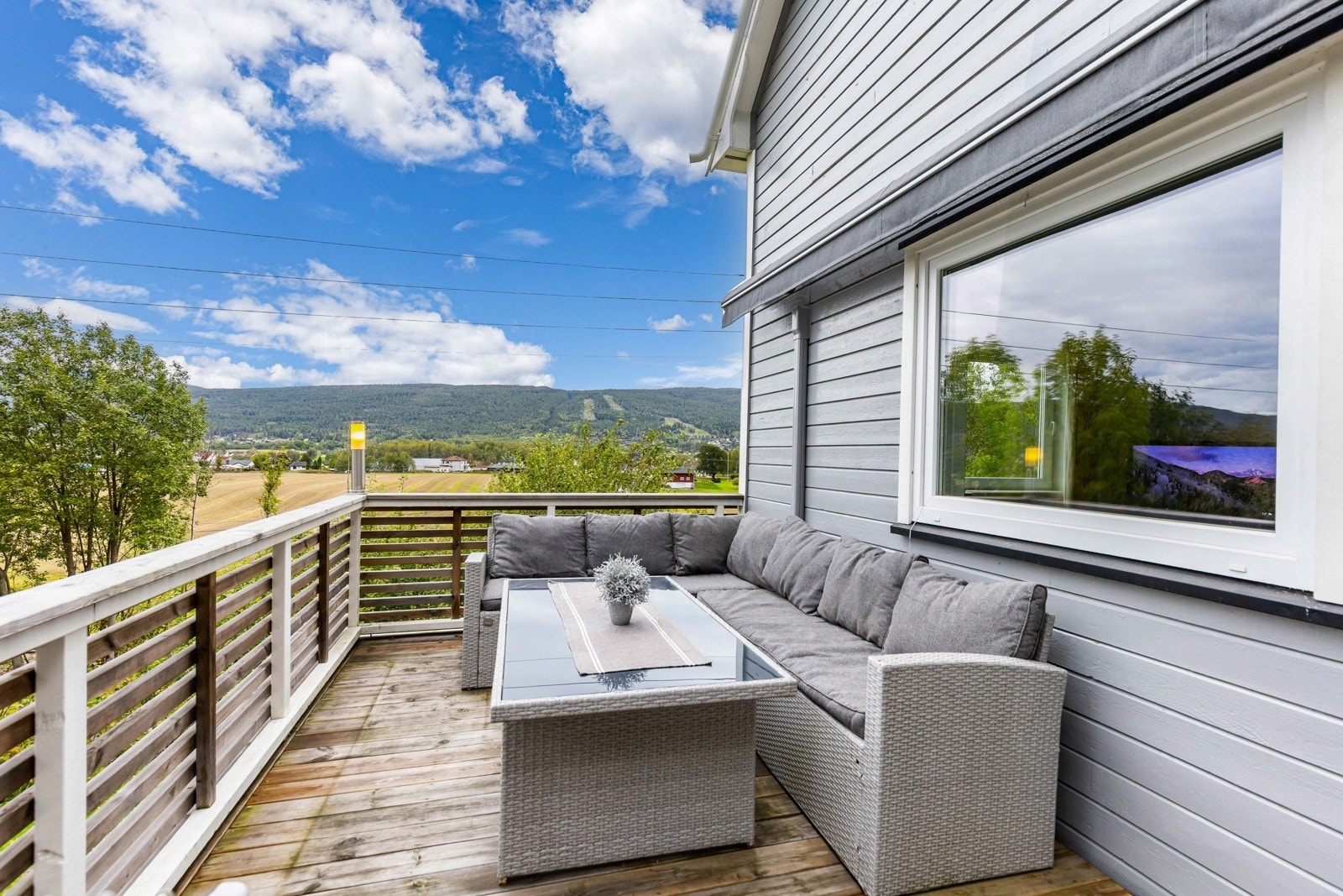 Fra verandaen er det utsikt mot Åssiden og aron alpinsenter. Galleribilde