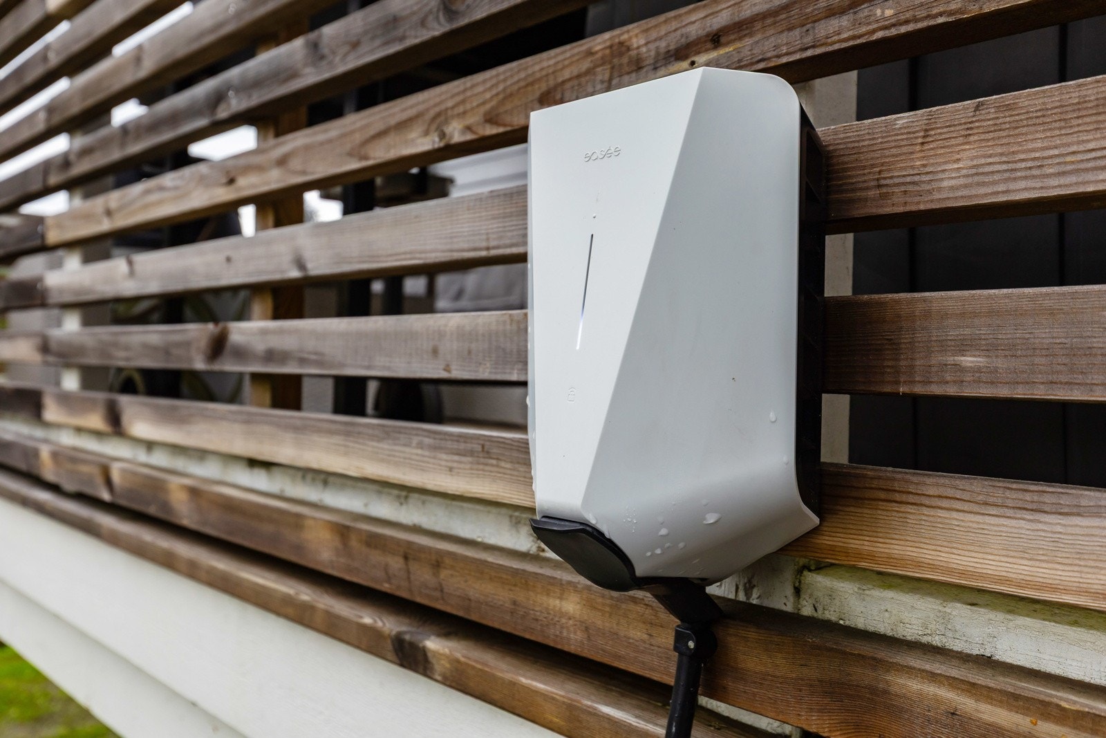 Elbillader. Montert på verandaens rekkverk. Galleribilde