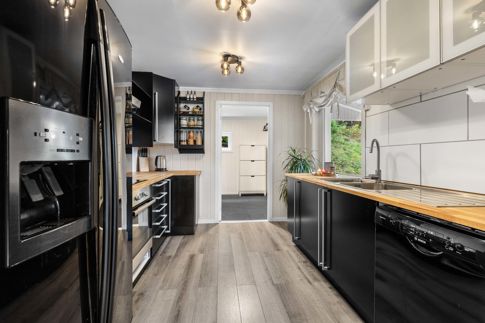 Moderne kjøkken fra 2014 med god benkeplass og delvis integrerte hvitevarer. Galleribilde