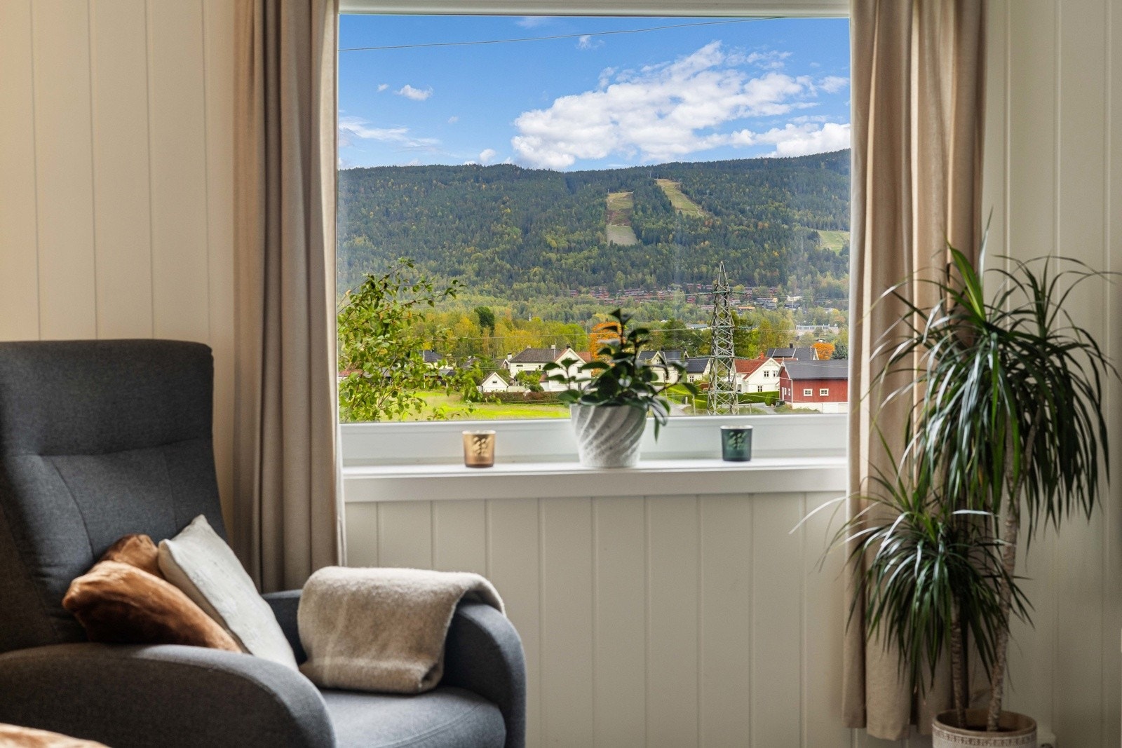 Lun og koselig krok med fantastisk utsyn mot grønne omgivelser og Aron alpinsenter. Galleribilde