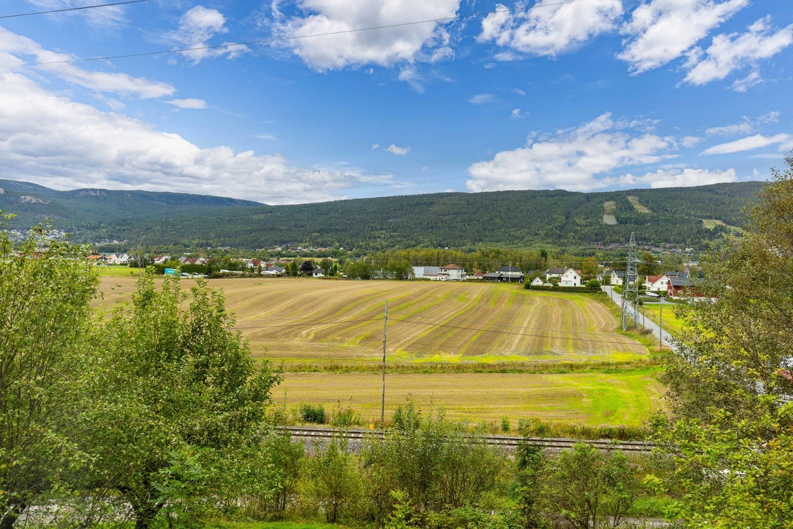Flott og vidstrakt naturskjønn utsikt mot Åssiden og Aron alpinsenter. Galleribilde