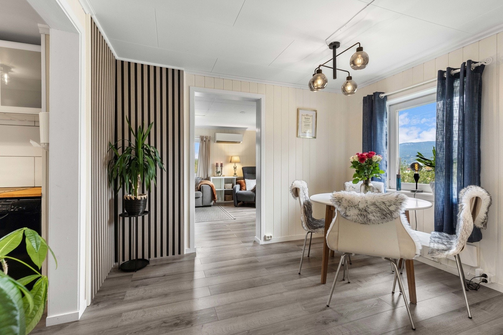 Innbydende spiseplass i tilknytning til både kjøkken og stue. Perfekt for sosiale måltider. Galleribilde