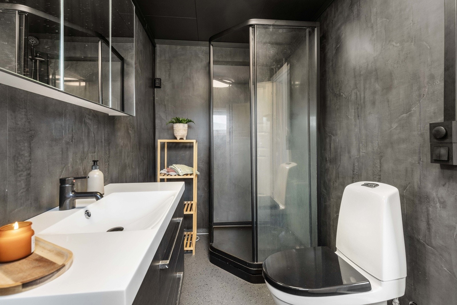 Stilrent bad fra 2025 med moderne innredning og dusjløsning. Galleribilde