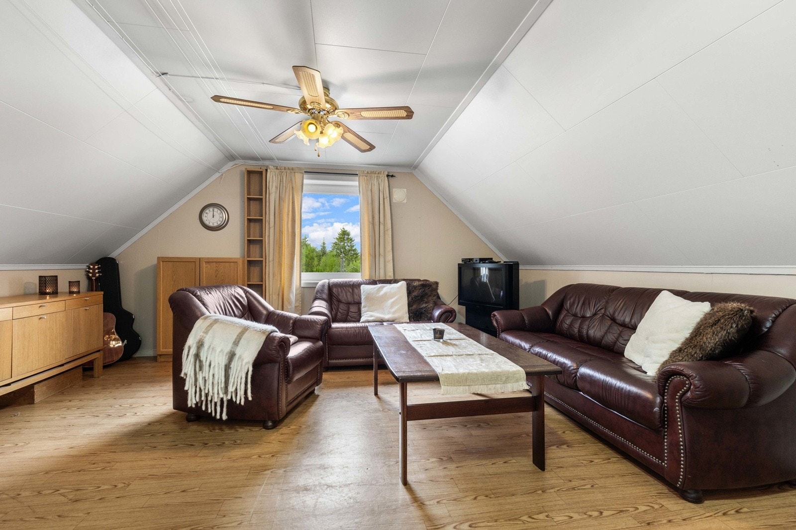 Trivelig stue med god plass til sittegruppe og naturlig lys. Galleribilde