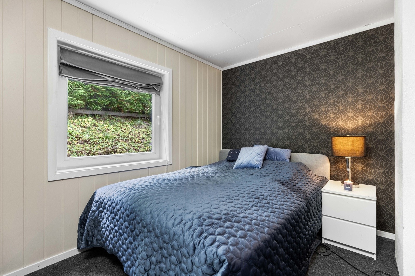 Romslig og innbydende hovedsoverom med moderne detaljer og behagelige fargetoner. Galleribilde