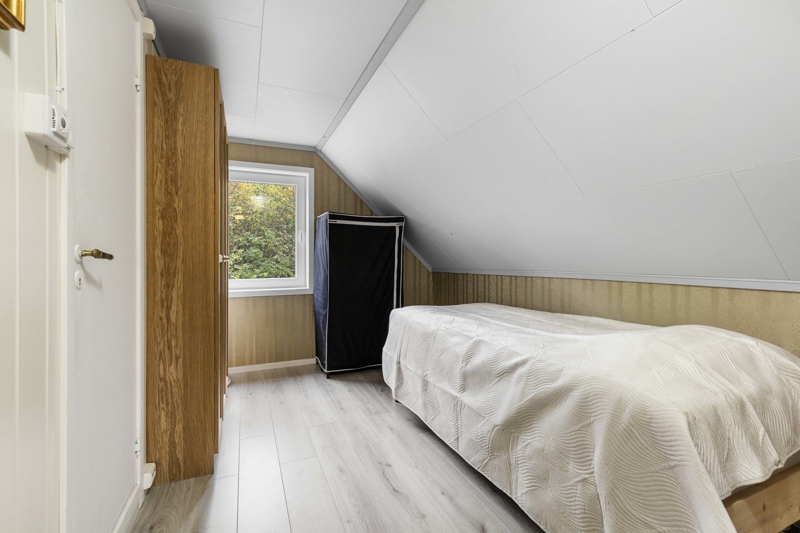 Soverom med lyse overflater og plass til seng og garderobe. Galleribilde