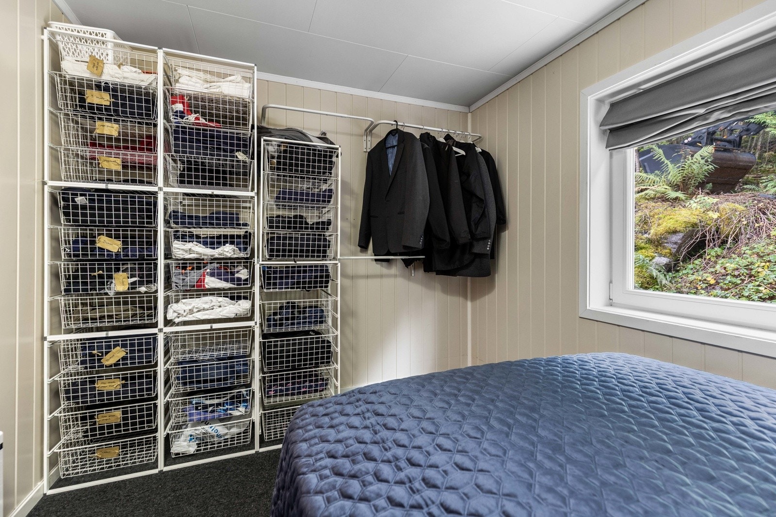 Lyst og trivelig hovedsoverom i 1.etasje med god plass til dobbeltseng og oppbevaring. Galleribilde