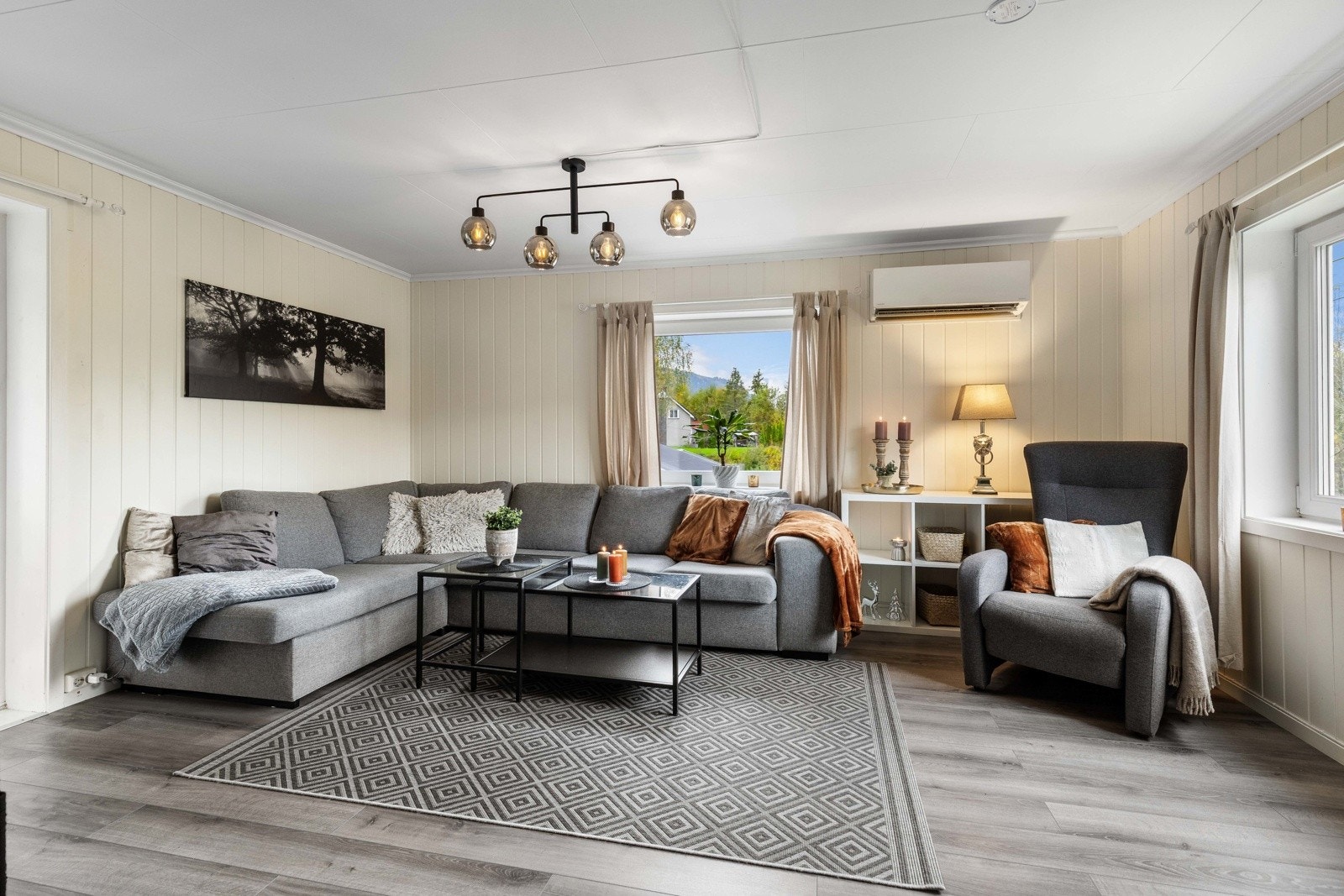 Trivelig stue med god plass til sofagruppe, peis og naturlig lys fra store vindusflater. Galleribilde