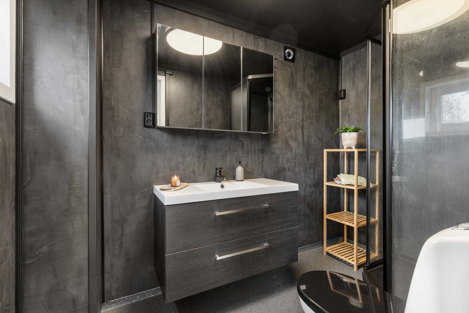 Elegant bad fra 2025 med moderne detaljer og god oppbevaringsplass. Galleribilde