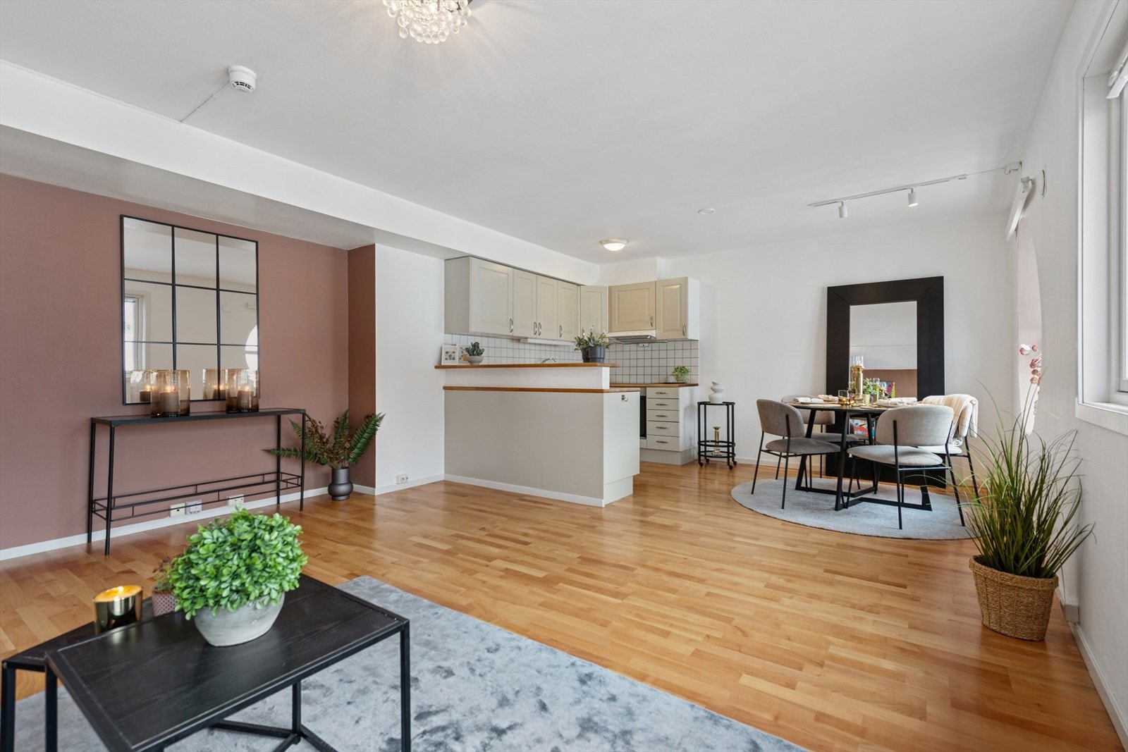 Rommet tillater både en sofaseksjon i tillegg til en spisegruppe. Galleribilde