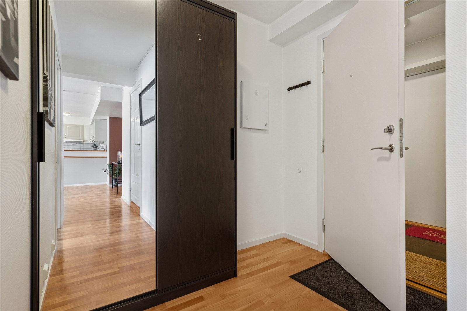 Velkommen inn! Entréen har god plass til oppbevaring av yttertøy og skostativ. Galleribilde