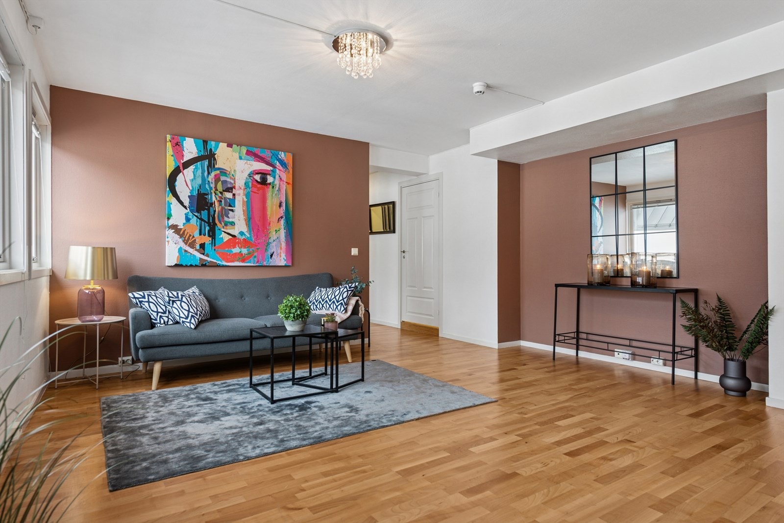 Rommet har en åpen stue / kjøkken løsning | Malte vegger bryter opp og tilfører en moderne framtoning. Galleribilde