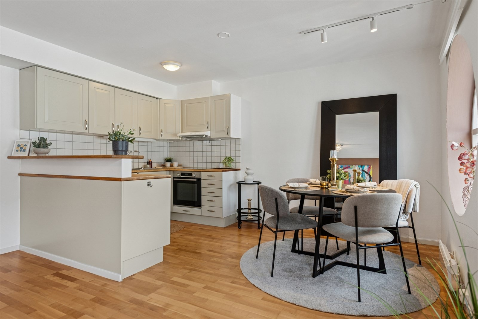 Kjøkken og spisegruppe. Galleribilde