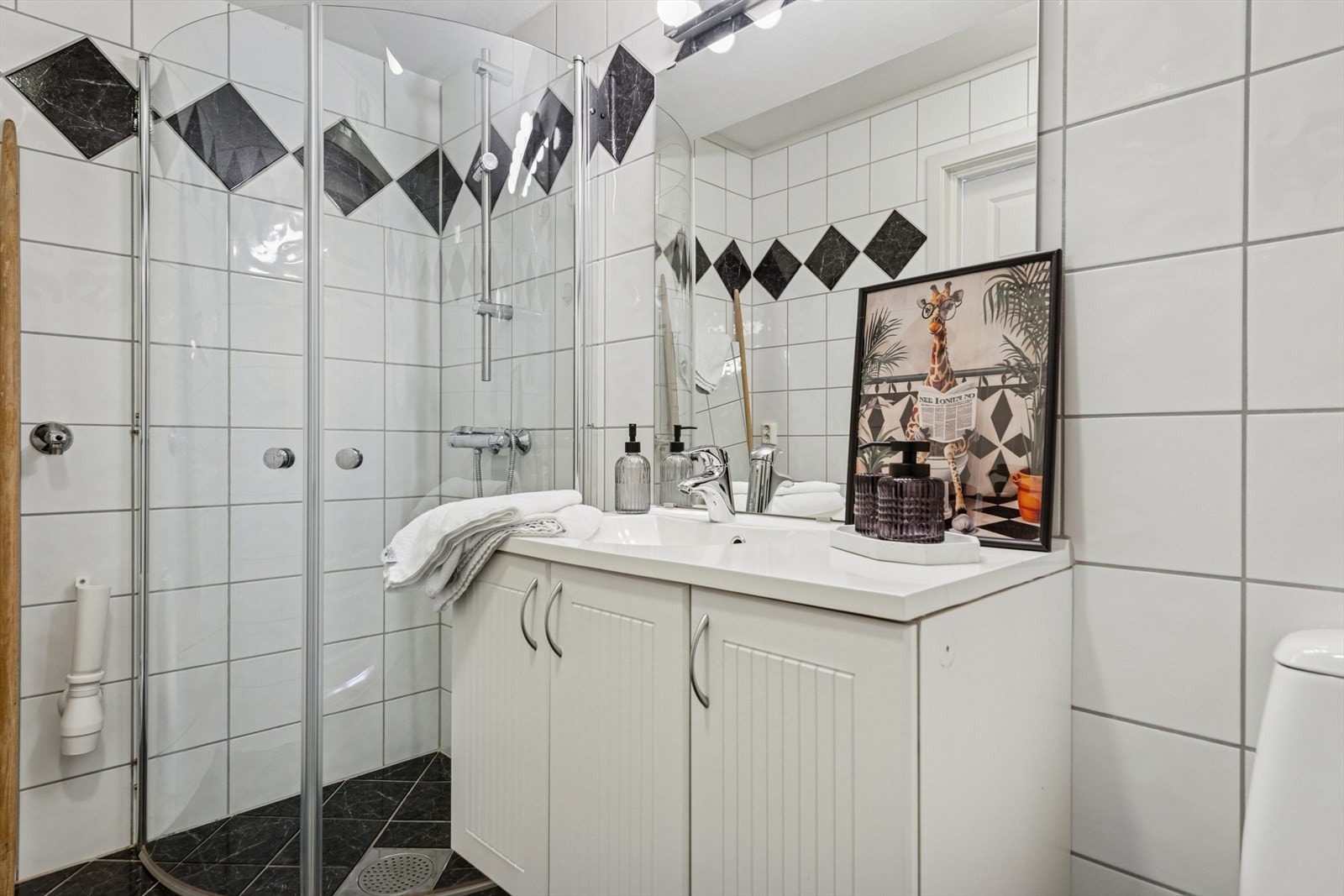 Baderommet er av god størrelse | Lyse fliser på veggene og flislagt gulv med varmekabler Galleribilde