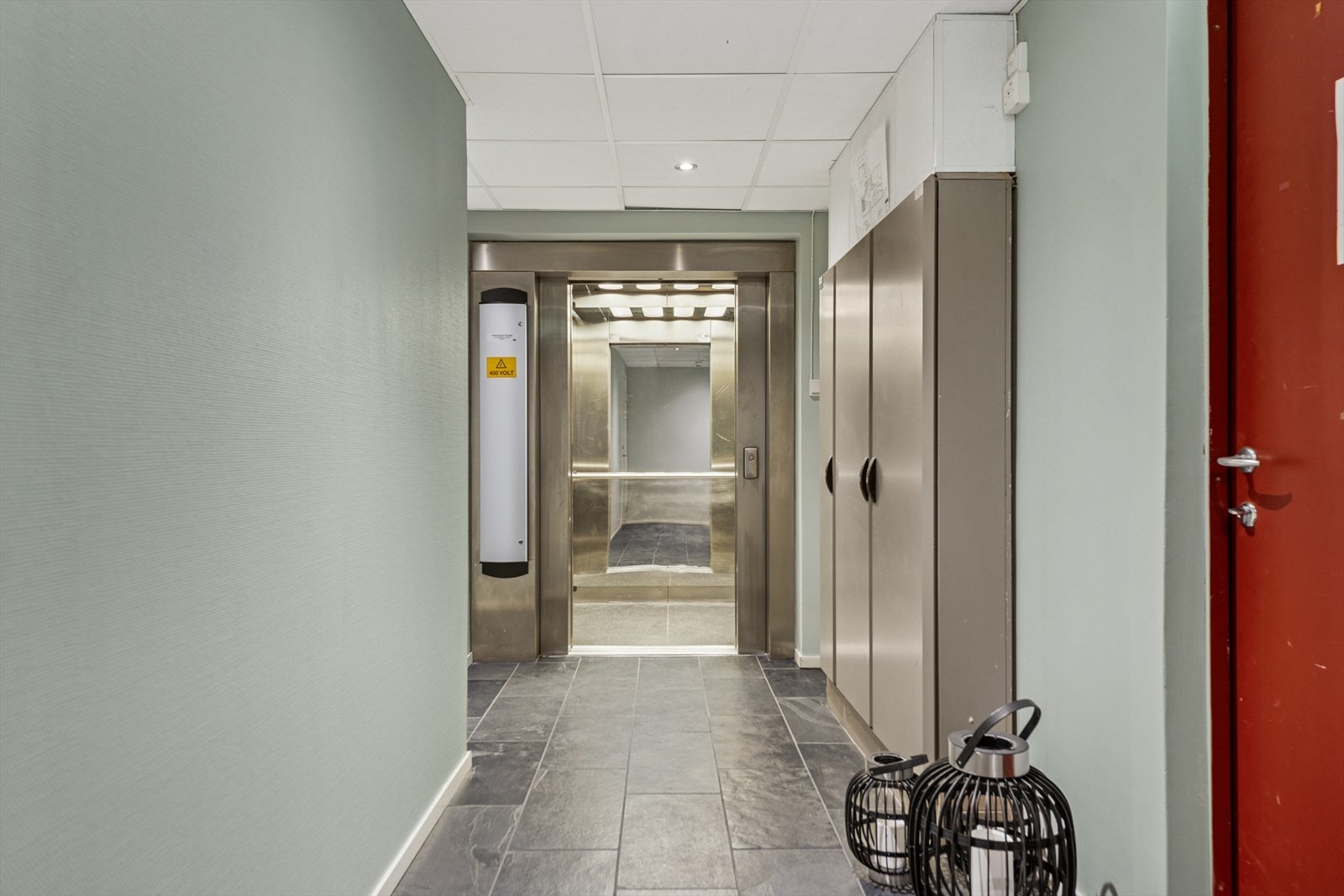 Tilgang til leiligheten i 4. etasje via heis. Galleribilde