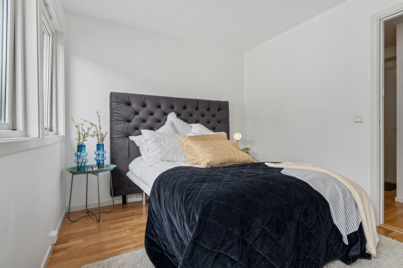 Rommet har lyse overflater og slipper inn godt med naturlig lys via romslige vinduer. Galleribilde