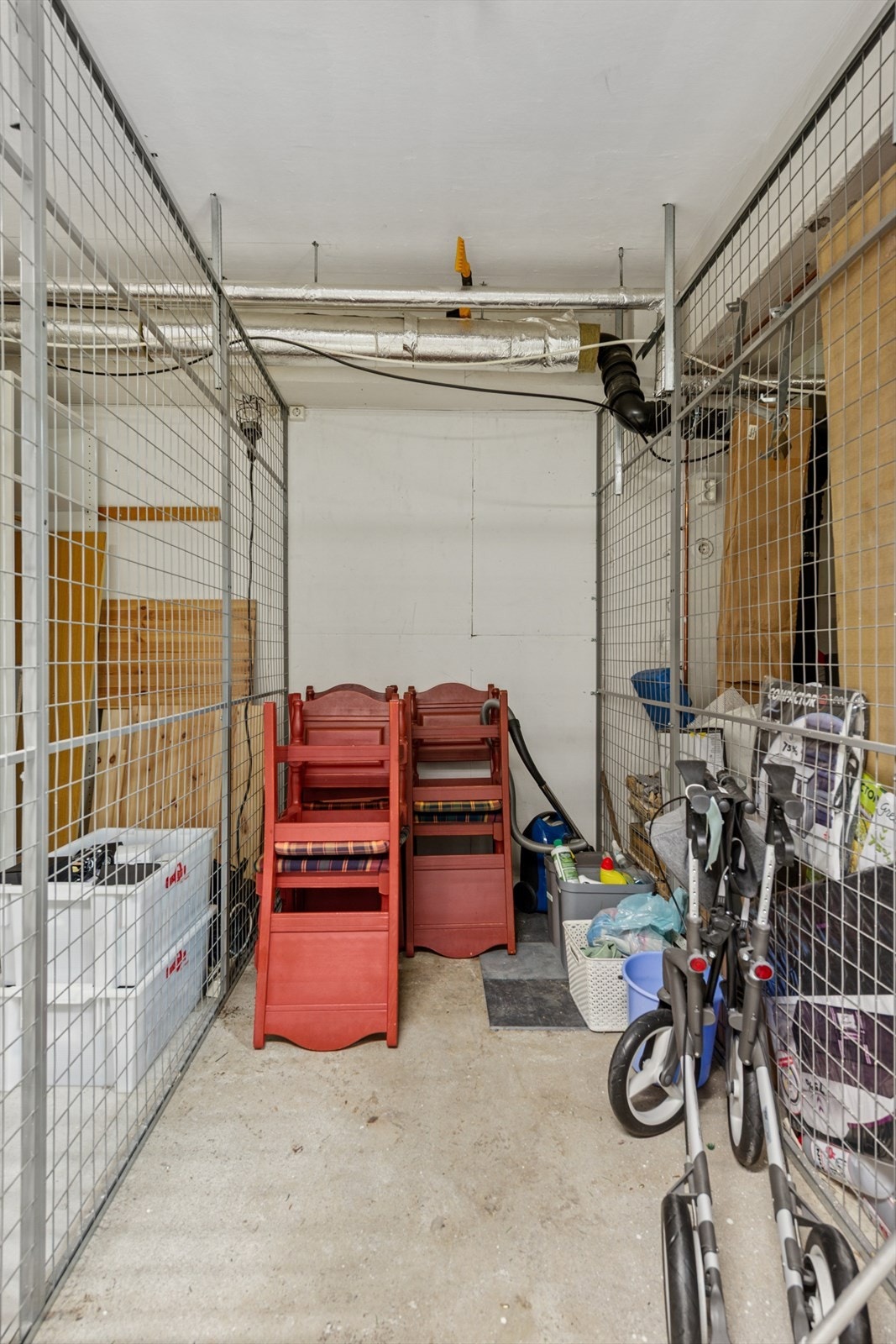 Leiligheten har en ekstern bod med innlagt strøm. Perfekt for å kunne sette inn en fryseboks/skap eller oppbevare sykkel/ski/diverse. Galleribilde