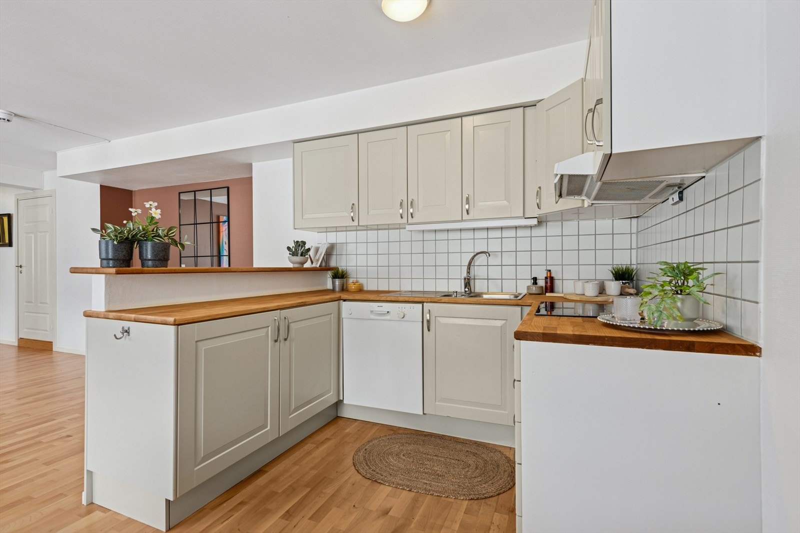 Tiltrekkelig med over/underskap for det man trenger på et kjøkken | Romslig benkeplass Galleribilde