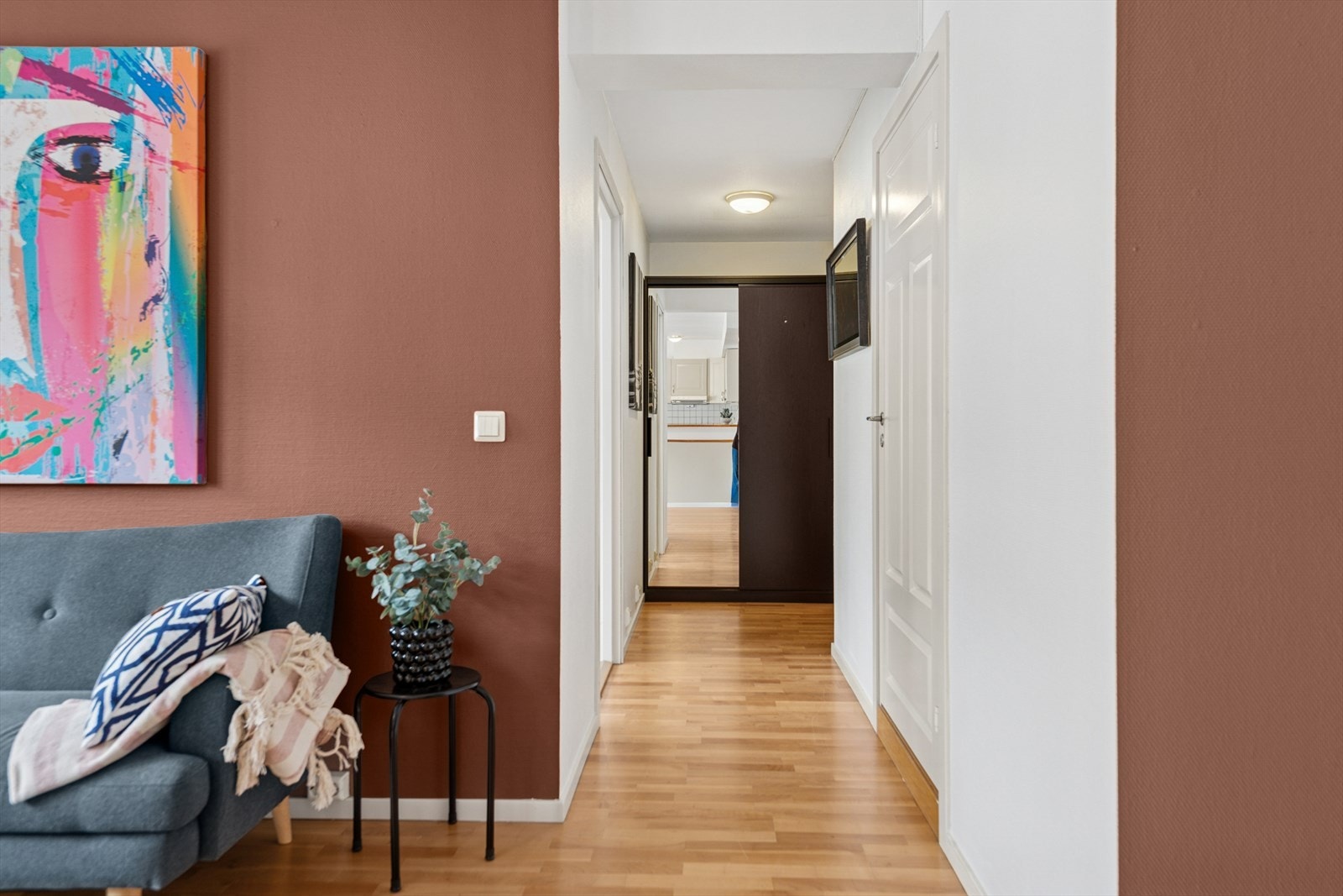 Gang fra entréen og inn i stuedelen. Galleribilde