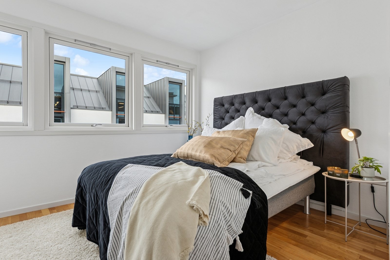 Boligen har et soverom med god plass til en romslig seng. Galleribilde