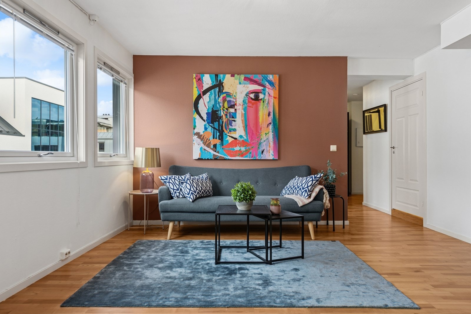 Rommet er av god plass og gir flere møbleringsalternativer | Her er det en luftig og deilig atmosfære. Galleribilde