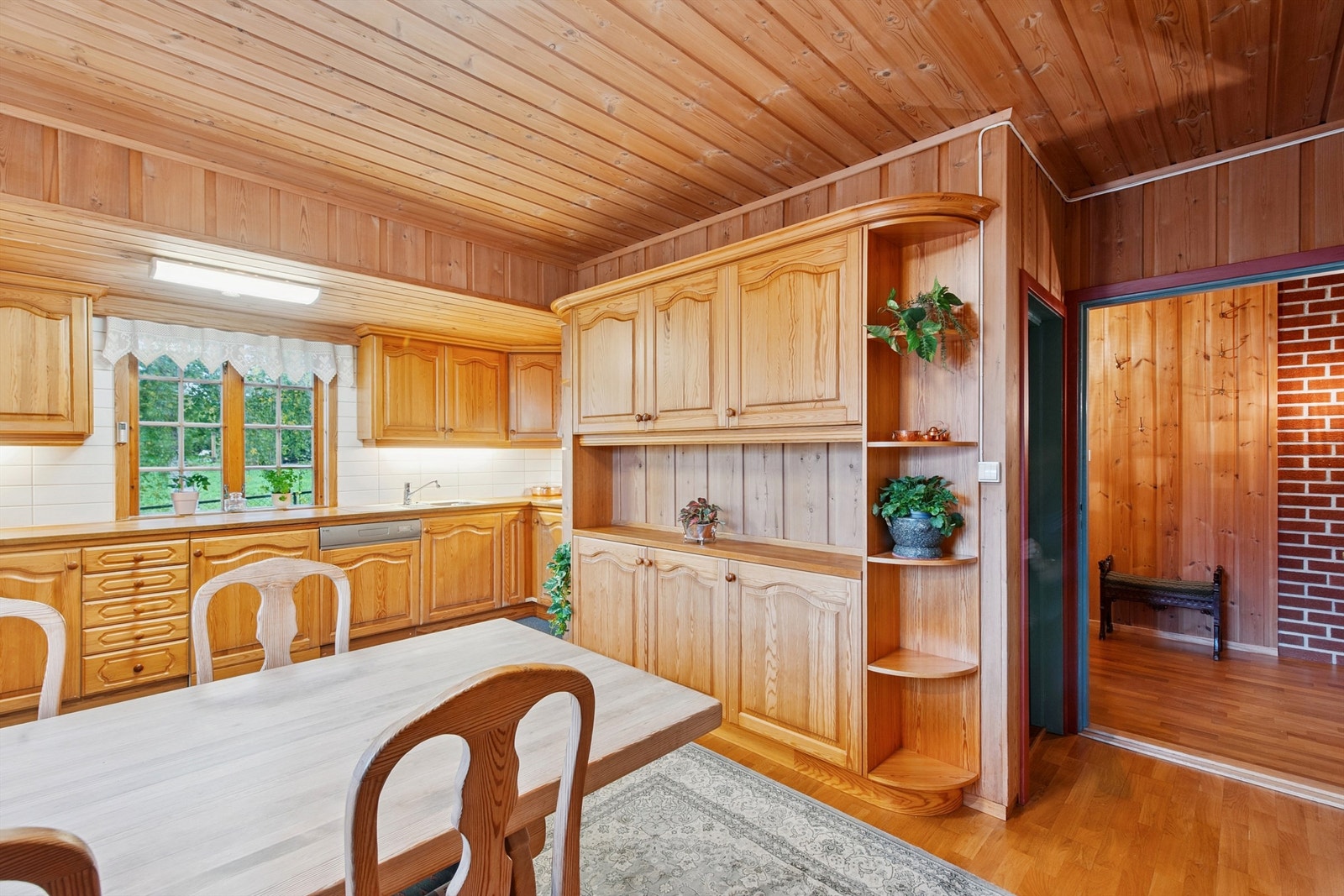 Godt med skap- og benkeplass gir funksjonelle arbeidsforhold på kjøkkenet. Innredningen har noe overflateslitasje. Galleribilde