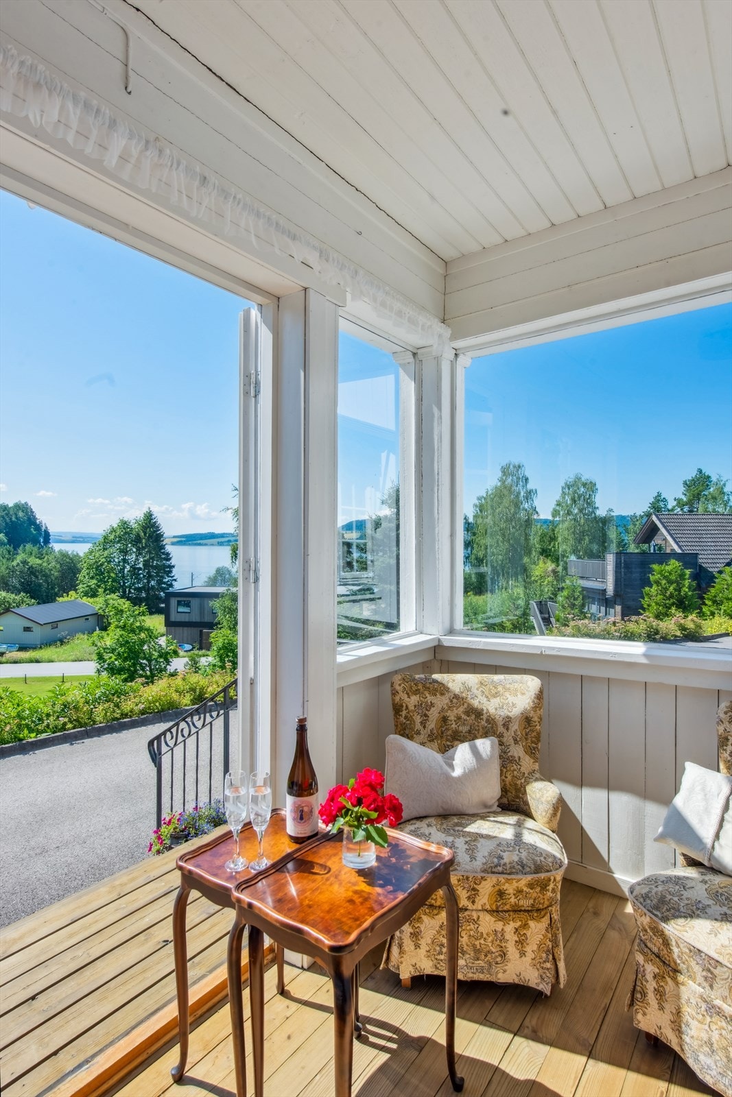 Den uisolerte glassverandaen på 5 m² gir en lun og skjermet uteplass med utsikt. Galleribilde