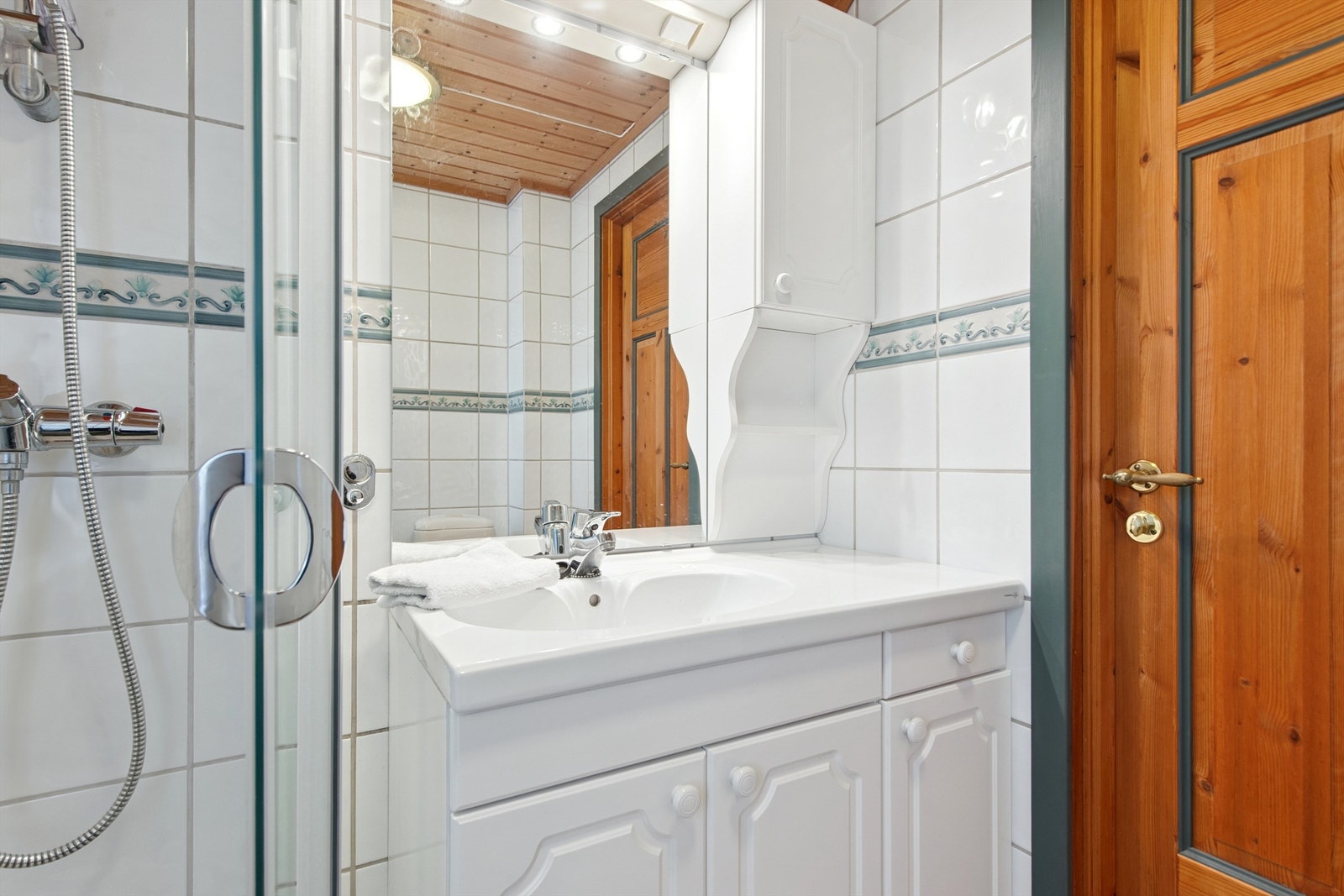 Flislagt bad i 2.etasje. Innredning med underskap, servant, armatur, speil og overskap. Galleribilde