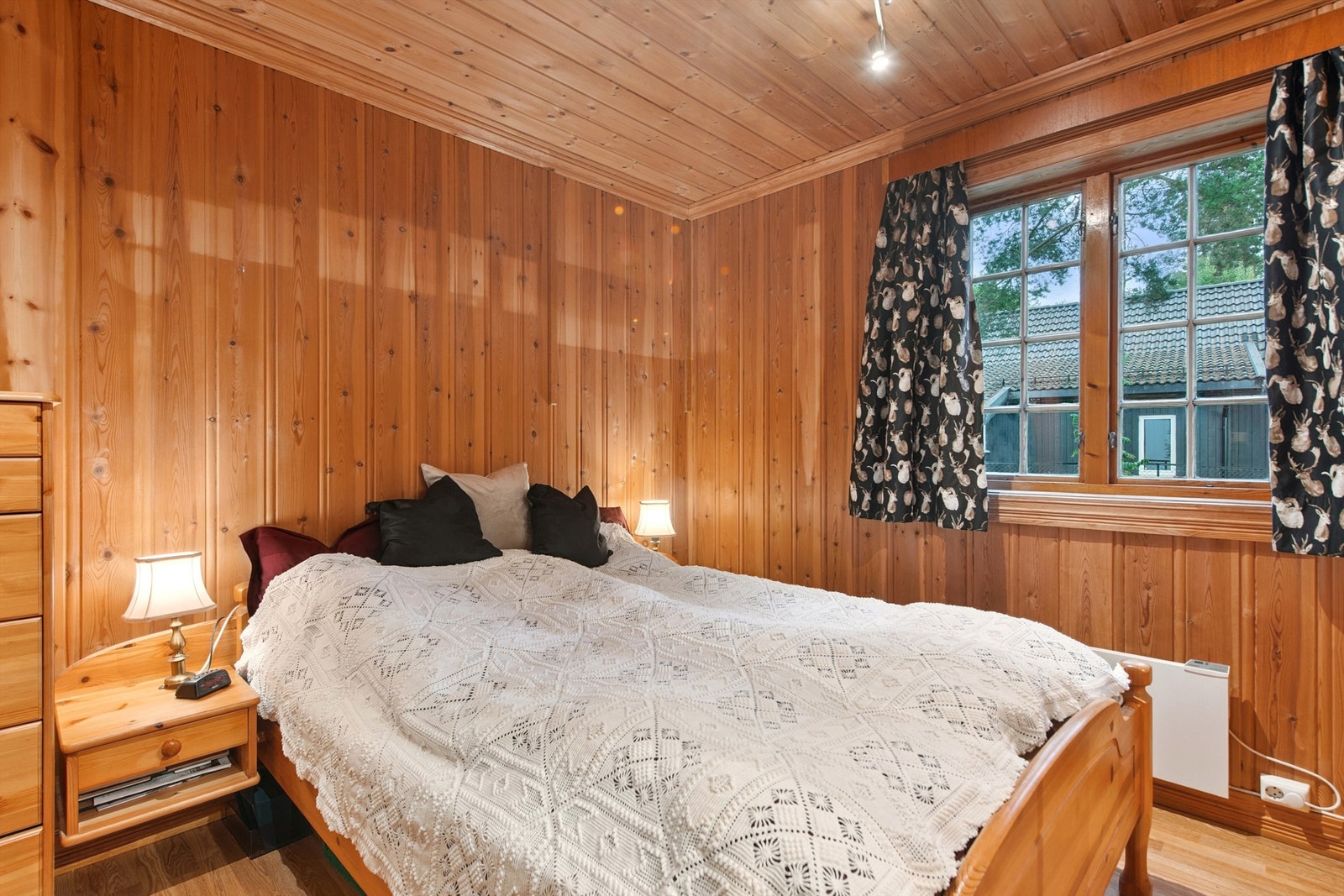 I første etasje finner du et av boligens soverom praktisk plassert nær bad og stue. Galleribilde