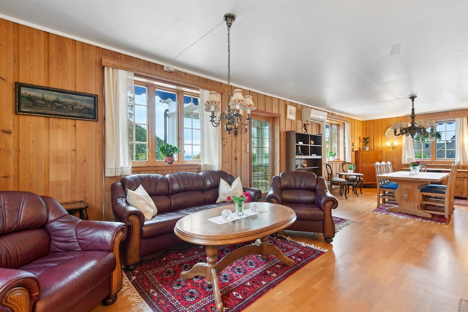 Stuen er et romslig samlingspunkt med god plass til flere sittegrupper og stort spisebord. Galleribilde