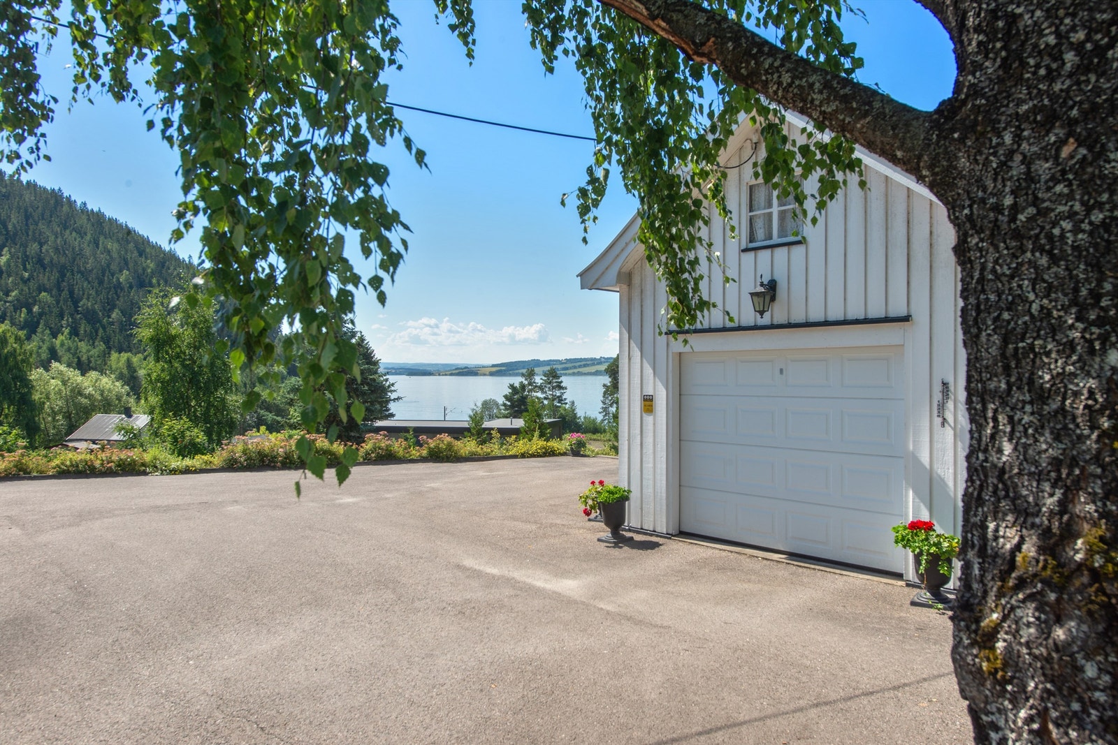 Fra eiendommen er det flott Mjøsutsikt. Galleribilde