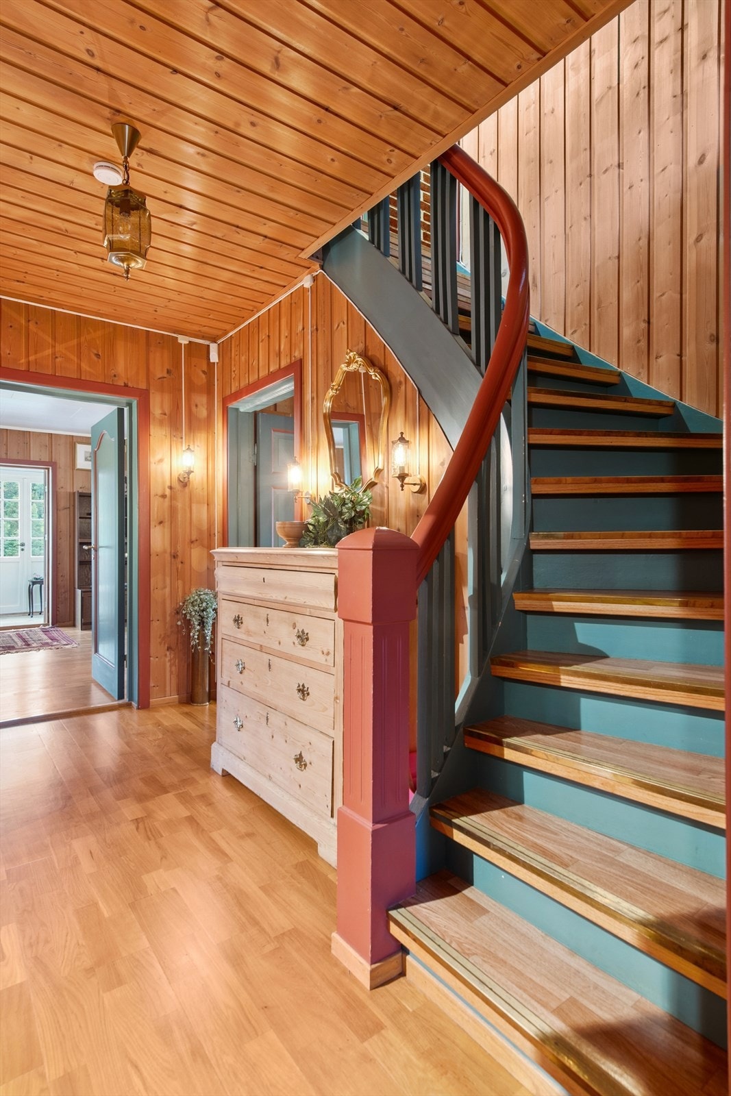 Den solide tretrappen leder elegant opp til boligens andre etasje. Galleribilde