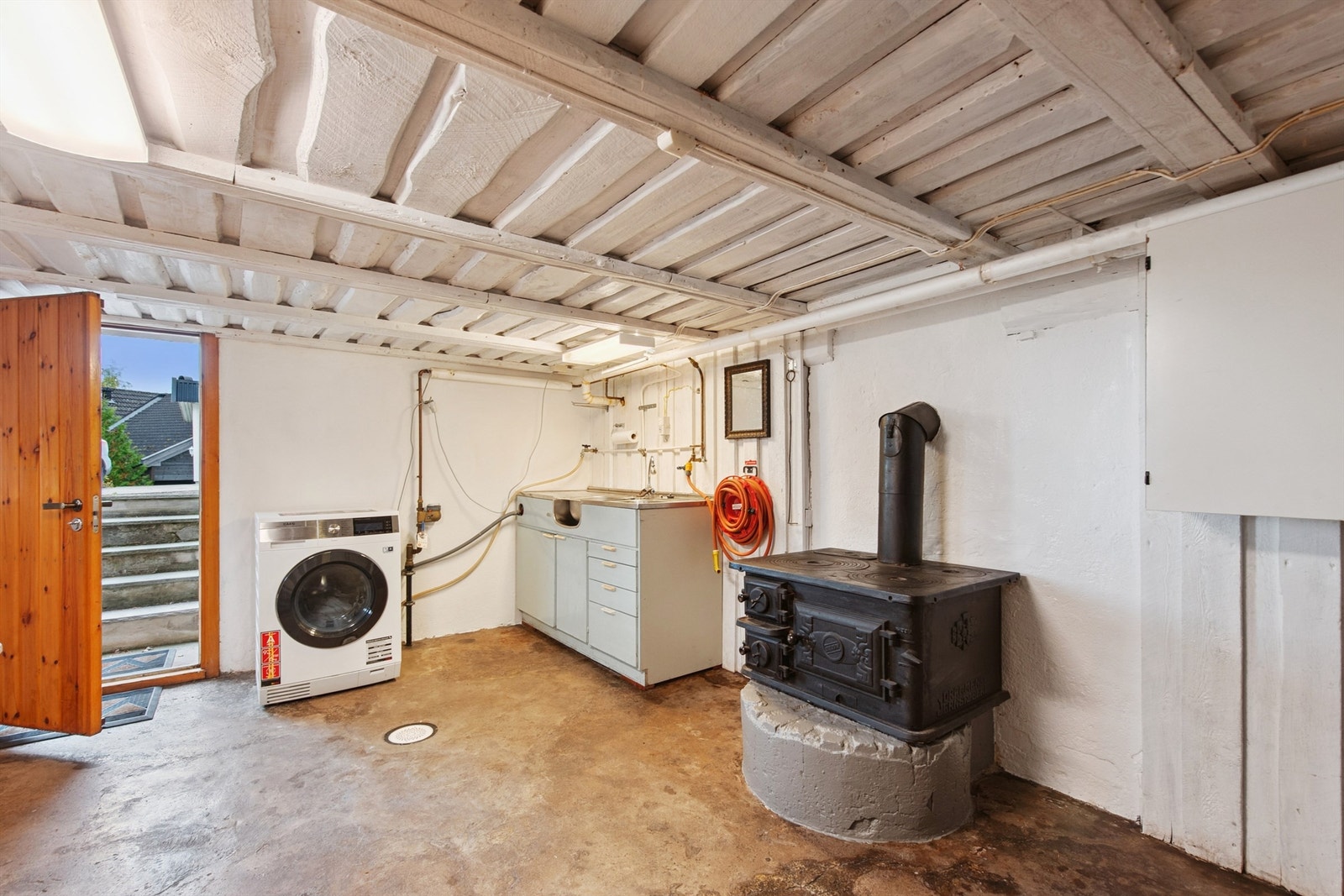 Vaskerom i kjeller. Kjelleren har også biinngang. Galleribilde