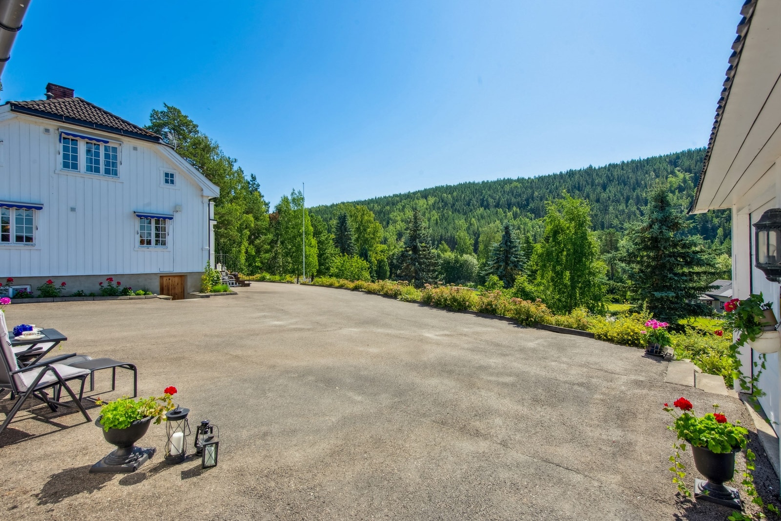 Stor asfaltert gårdsplass gir et flott og ryddig uttrykk. Galleribilde