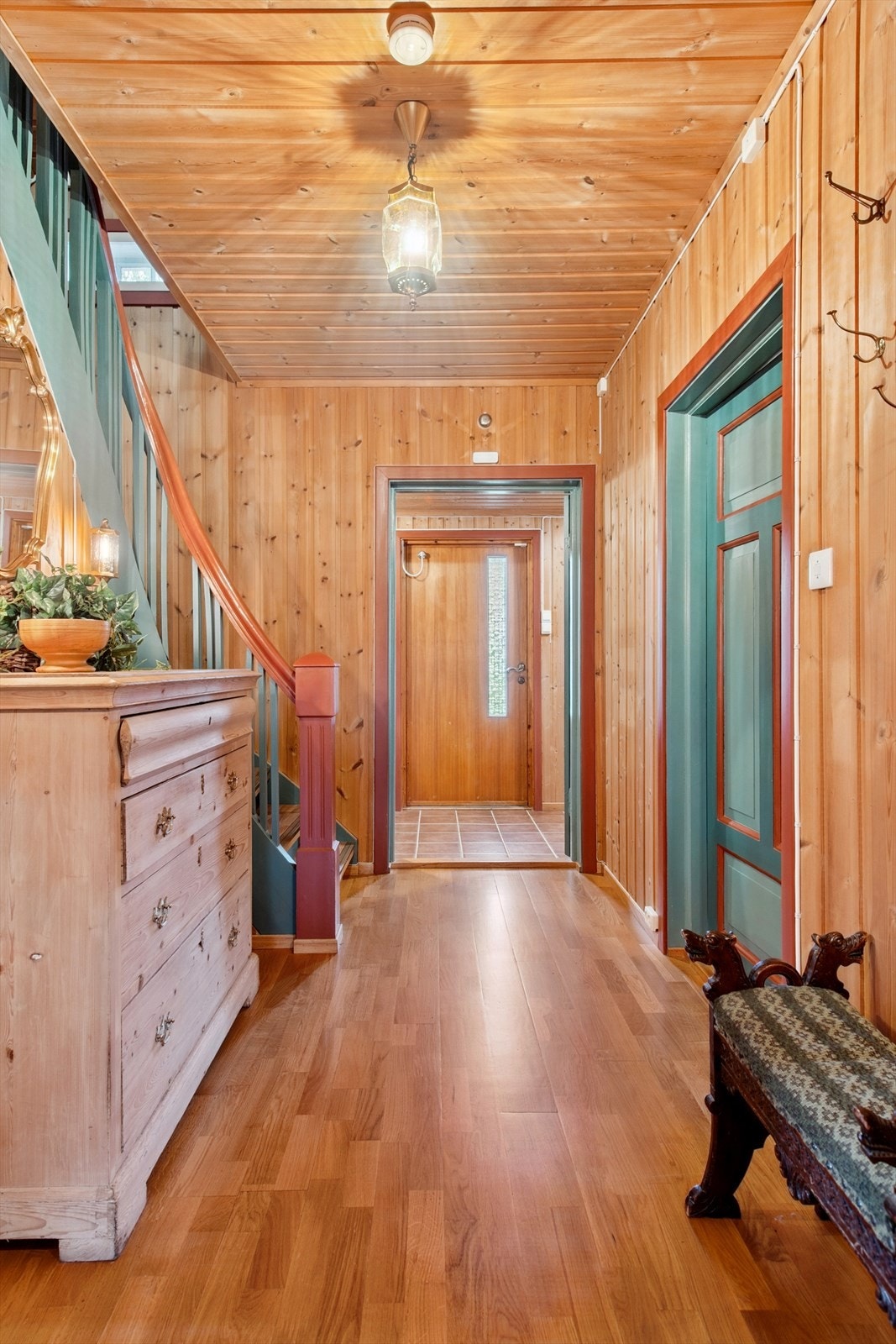 Velkommen inn i en tradisjonsrik gang som binder sammen rommene i første etasje. Galleribilde