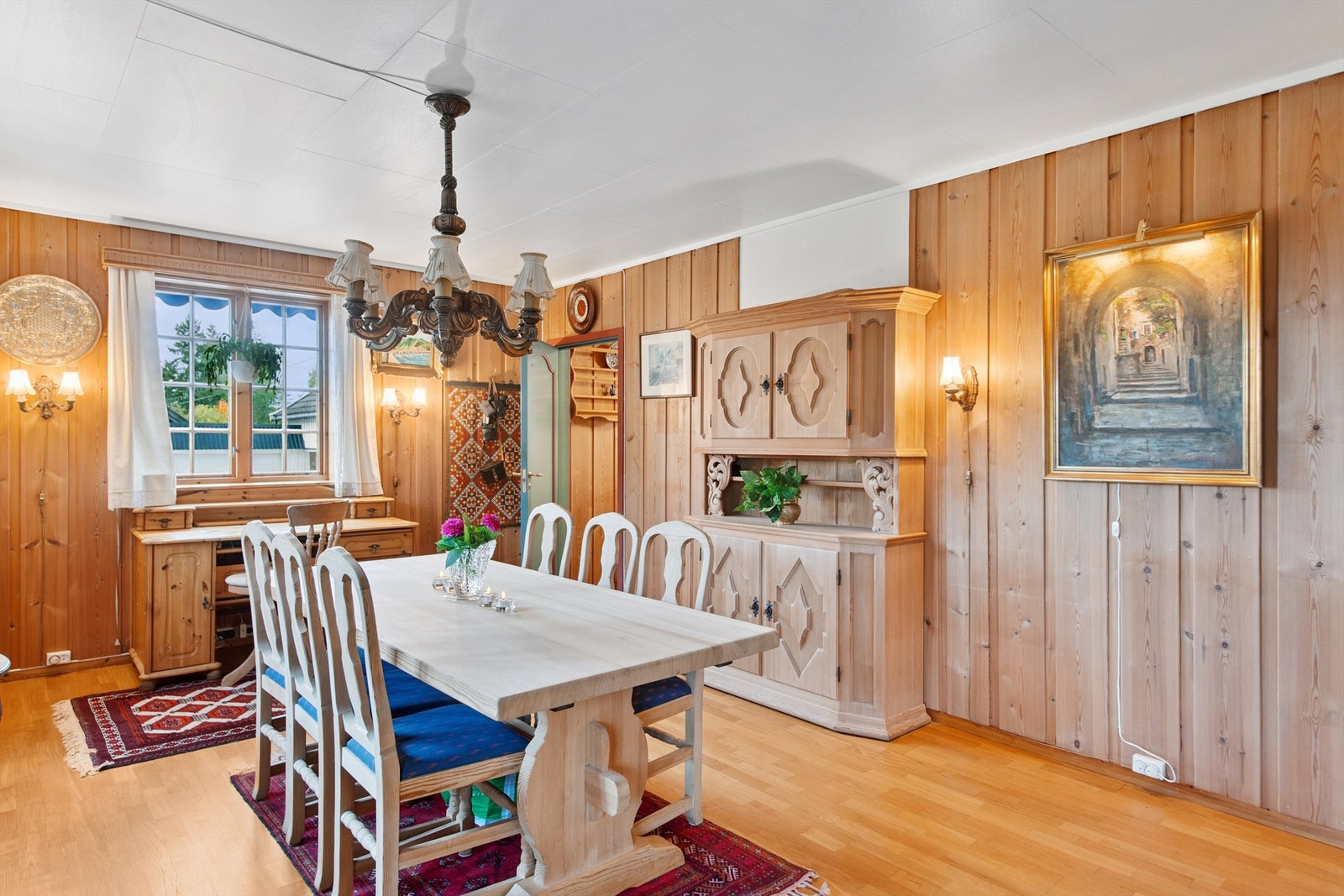 Store vindusflater gir godt med naturlig lys til spisestuen. Galleribilde