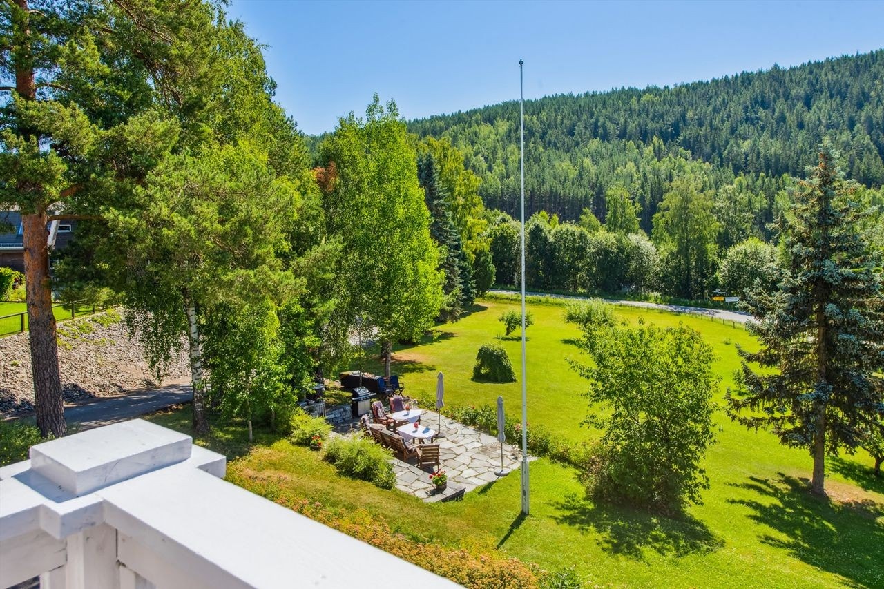 Utsikt fra balkongen mot det flotte hageanlegget. Galleribilde